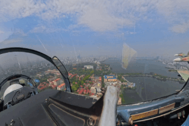"Hổ mang chúa" SU-30MK2 nghiêng cánh chào Thủ đô
