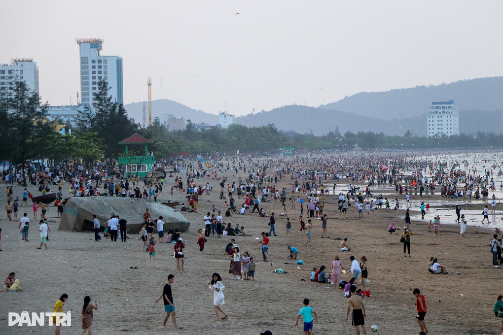 Du khách tranh thủ check-in bãi tắm đẹp nhất miền Trung ngày cuối kỳ nghỉ - 5 Du khách tranh thủ check-in bãi tắm đẹp nhất miền Trung ngày cuối kỳ nghỉ - 5