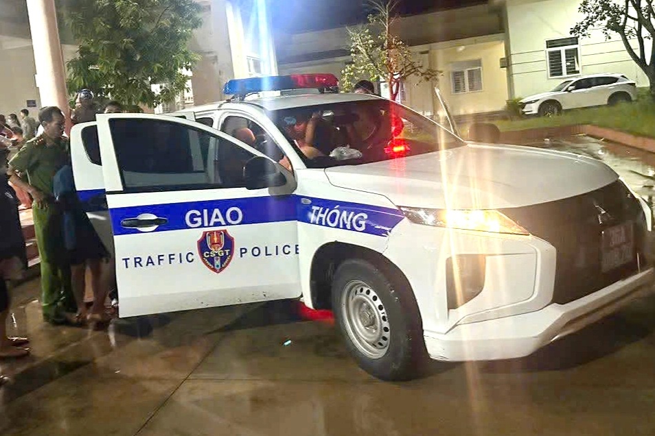 Cảnh sát dùng xe chuyên dụng kịp thời đưa người dân đi cấp cứu - 1