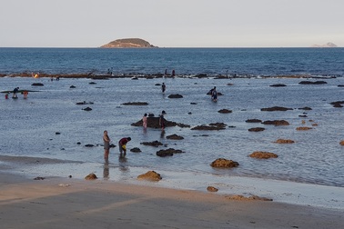 Bãi biển Nha Trang nhộn nhịp mùa nước cạn, phát lộ nhiều bãi đá