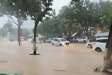 Trung tâm đặc khu Phú Quốc ngập sâu sau mưa lớn
