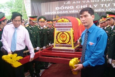 An táng hài cốt anh hùng Lý Tự Trọng tại quê hương