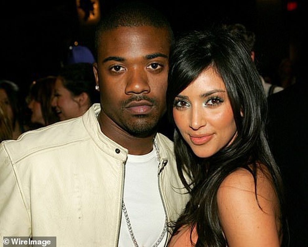 Kim Kardashian: Người đã có những thứ lớn lao, giờ đi tìm những điều nhỏ bé - 7 Kim Kardashian: Người đã có những thứ lớn lao, giờ đi tìm những điều nhỏ bé - 7