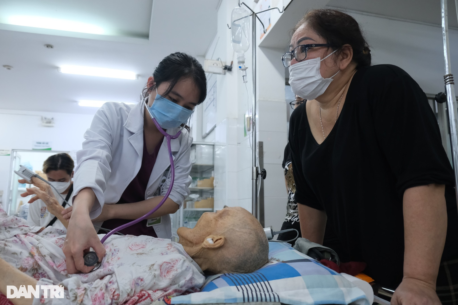 Trái chiều bác sĩ đi làm thêm phải xin phép bệnh viện: Ngành y gặp khó? - 3 Trái chiều bác sĩ đi làm thêm phải xin phép bệnh viện: Ngành y gặp khó? - 3