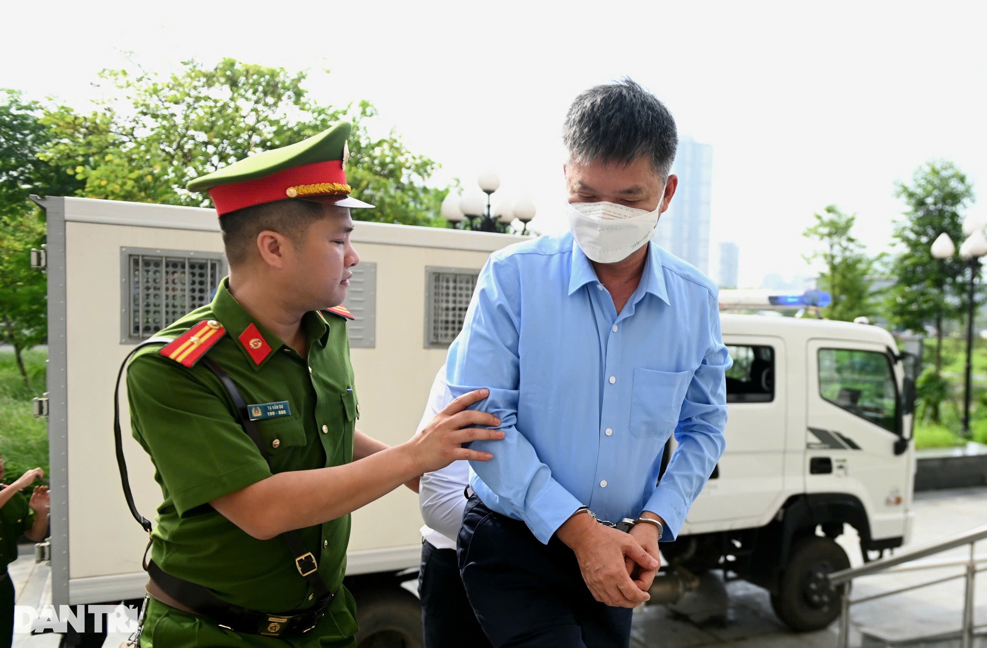 Cựu Bí thư Vĩnh Phúc Hoàng Thị Thuý Lan cúi gằm mặt đến toà - 7