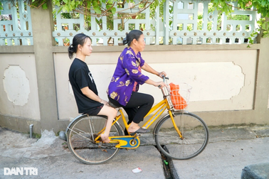 Gần 10 năm đến trường trên đôi chân của mẹ
