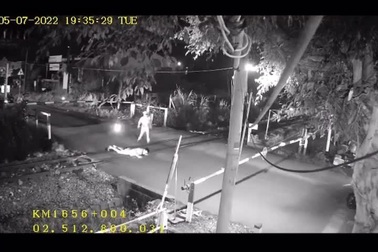 Nhân viên gác tàu dũng cảm cứu người trong gang tấc