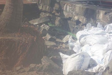 Cận cảnh bờ kè ven biển Hạ Long bị gió bão đánh tơi tả