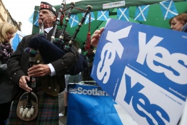 Anh hứa tăng tự chủ cho Scotland trước nguy cơ bị chia tách