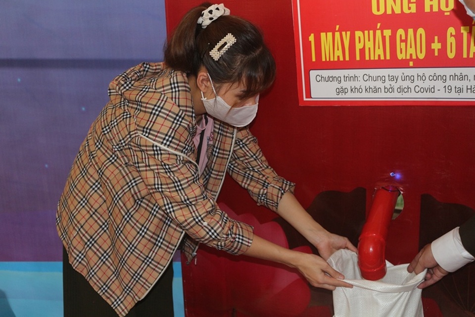 Khai trương cây ATM gạo đầu tiên ở Hà Nam hỗ trợ công nhân, người nghèo - 2 Khai trương cây ATM gạo đầu tiên ở Hà Nam hỗ trợ công nhân, người nghèo - 2