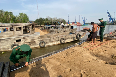 Bộ đội biên phòng bắt quả tang 12 người hút cát trên sông Đồng Nai