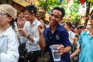 Người Khmer ở TPHCM tham dự lễ tắm Phật đón Tết Chôl Chnăm Thmây