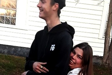 Bà mẹ 39 tuổi kết hôn với bạn thân 18 tuổi của con trai sau 2 tháng hẹn hò