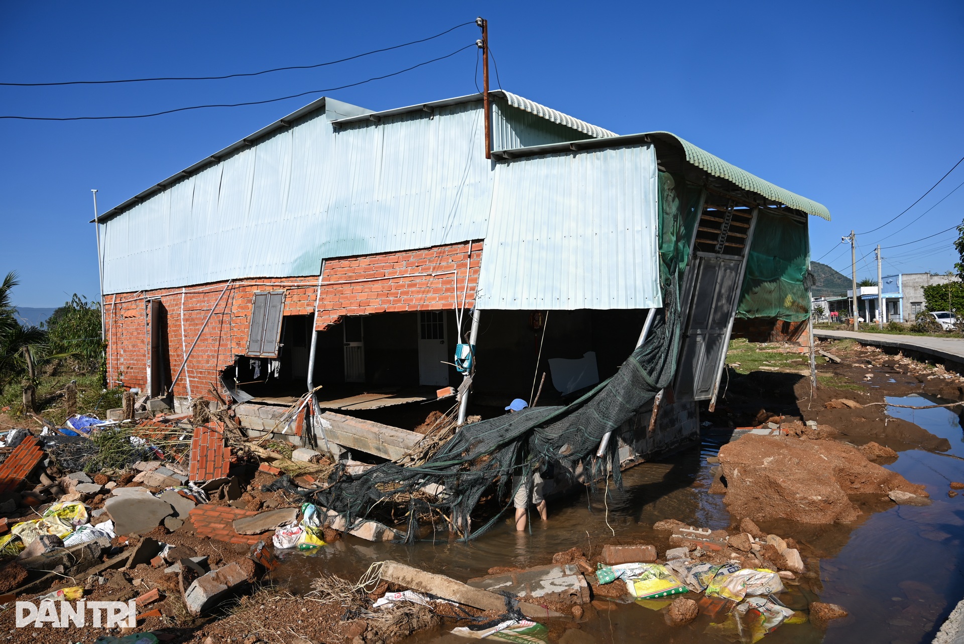 Xóm nghèo tan hoang, người dân Lâm Đồng trắng tay sau trận lũ lịch sử - 11 Xóm nghèo tan hoang, người dân Lâm Đồng trắng tay sau trận lũ lịch sử - 11