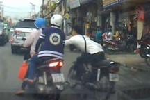 Bị giật túi xách, người phụ nữ ngã chấn thương sọ não