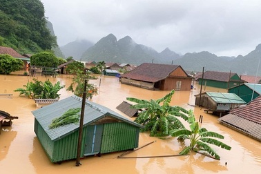 “Phủ kín” nhà phao cho người dân vùng rốn lũ