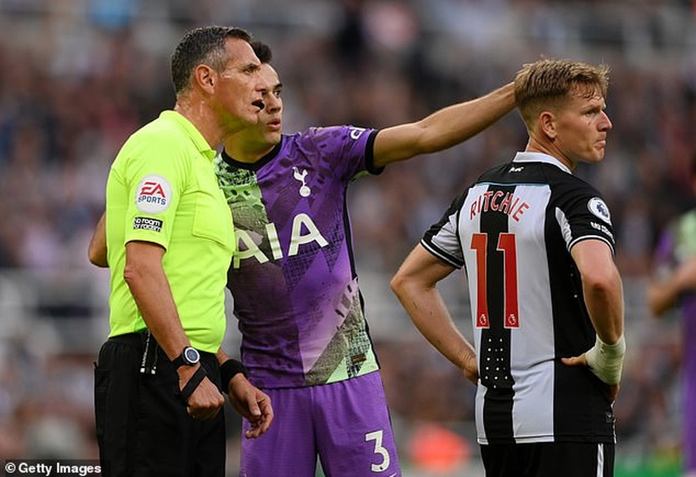 Cổ động viên bị ngừng tim, trận đấu Newcastle - Tottenham tạm dừng - 1 Cổ động viên bị ngừng tim, trận đấu Newcastle - Tottenham tạm dừng - 1