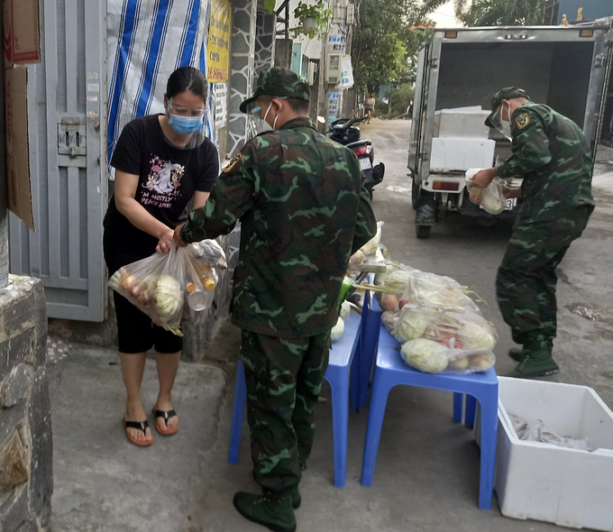 Người dân xóm trọ xúc động khi được bộ đội hỗ trợ thực phẩm kịp thời  - Ảnh 5.