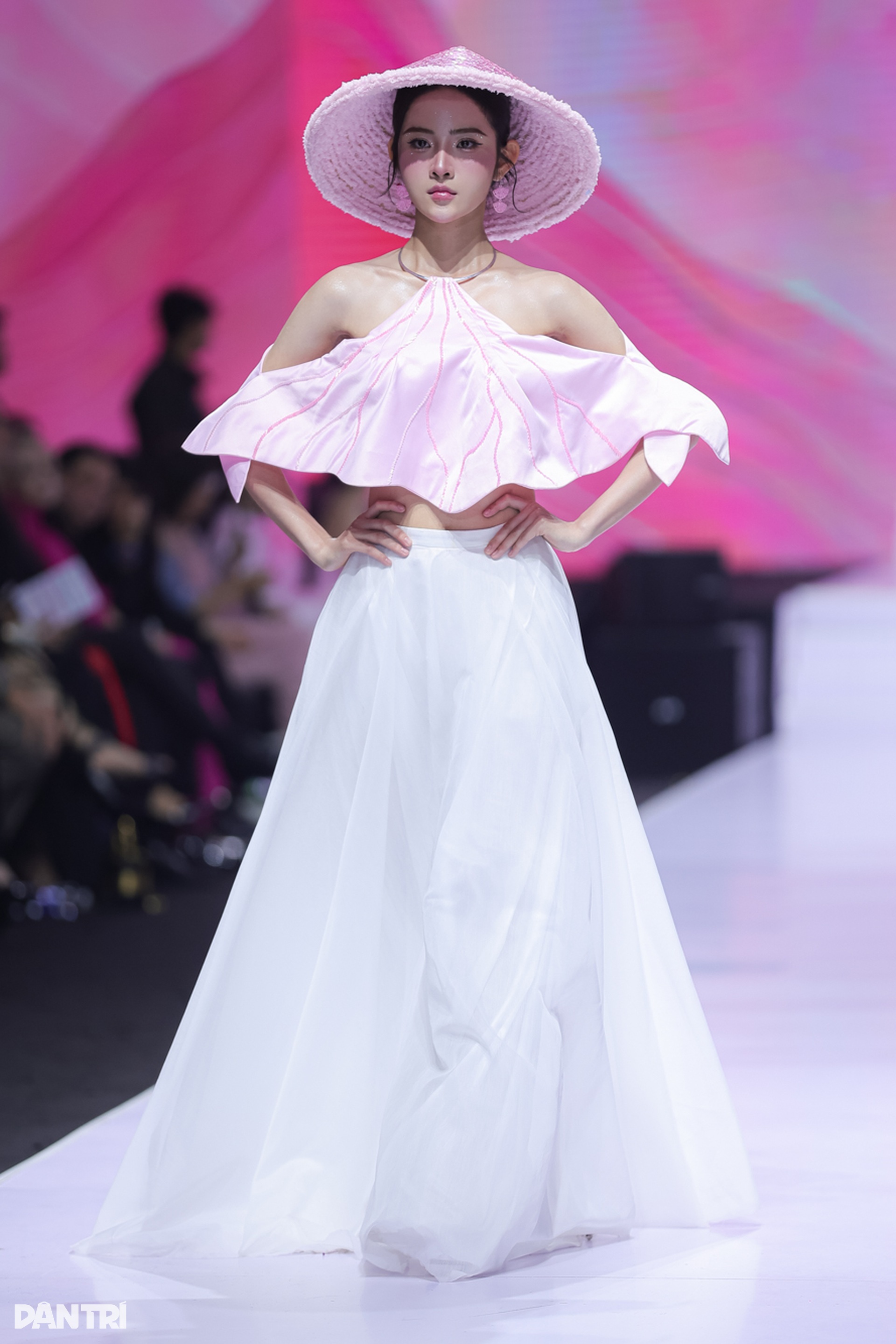 Á hậu Trái đất Trịnh Mỹ Anh gây “choáng” khi khoe vòng 3 trên sàn catwalk - 12 Á hậu Trái đất Trịnh Mỹ Anh gây “choáng” khi khoe vòng 3 trên sàn catwalk - 12