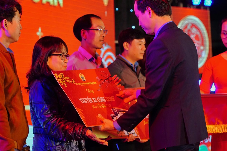 Đà Nẵng: Tặng quà, vé xe Tết tới hàng ngàn người lao động - 2