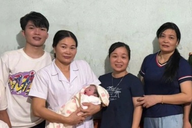 Công an đưa nhân viên y tế vượt lũ vào tận nhà đỡ đẻ cho sản phụ