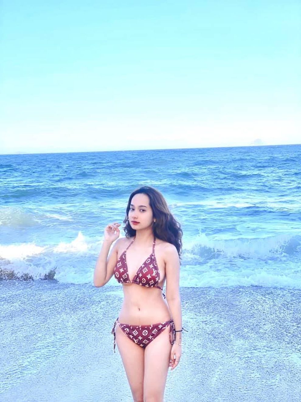 Hot girl Kinh tế gợi cảm bội phần sau gần một năm nổi tiếng - 8 Hot girl Kinh tế gợi cảm bội phần sau gần một năm nổi tiếng - 8