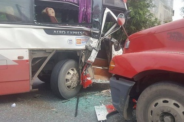 Xe khách đâm trực diện container, hành khách hoảng loạn