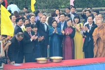 Chủ tịch nước thả cá chép trên sông Sài Gòn