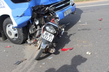 Xe máy đâm nát bét một góc xe tải, 1 người tử vong