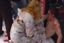 Võ sĩ MMA bị mẹ cho ăn tát vì… thua trận