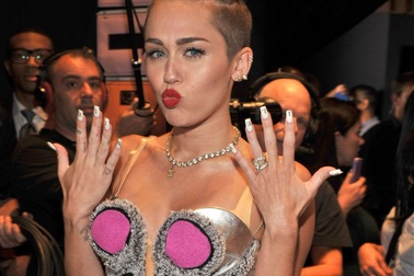 “Miley Cyrus phản ánh mặt tối của xã hội”