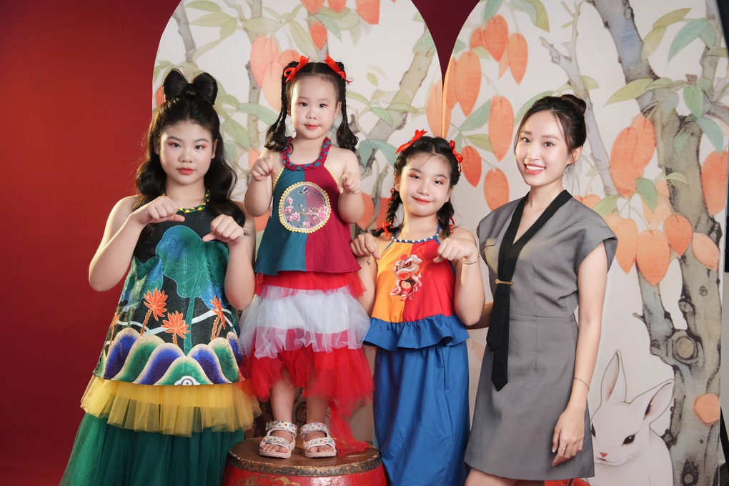 MC Ngân Hà cùng mẫu nhí chụp ảnh chào đón Tết Trung thu - 6 MC Ngân Hà cùng mẫu nhí chụp ảnh chào đón Tết Trung thu - 6