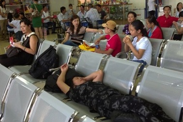 2 chuyến bay bất ngờ bị hoãn, hành khách vạ vật tại nhà chờ