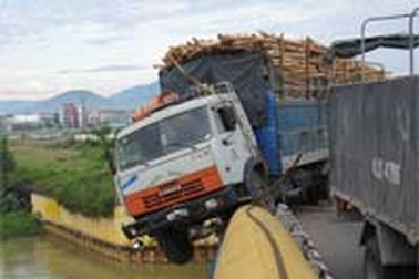 Đà Nẵng: Xe tải “treo” trên lan can cầu