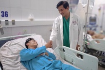 Sức khỏe cần thủ sống sót sau 32 giờ trôi dạt trên biển hiện ra sao?