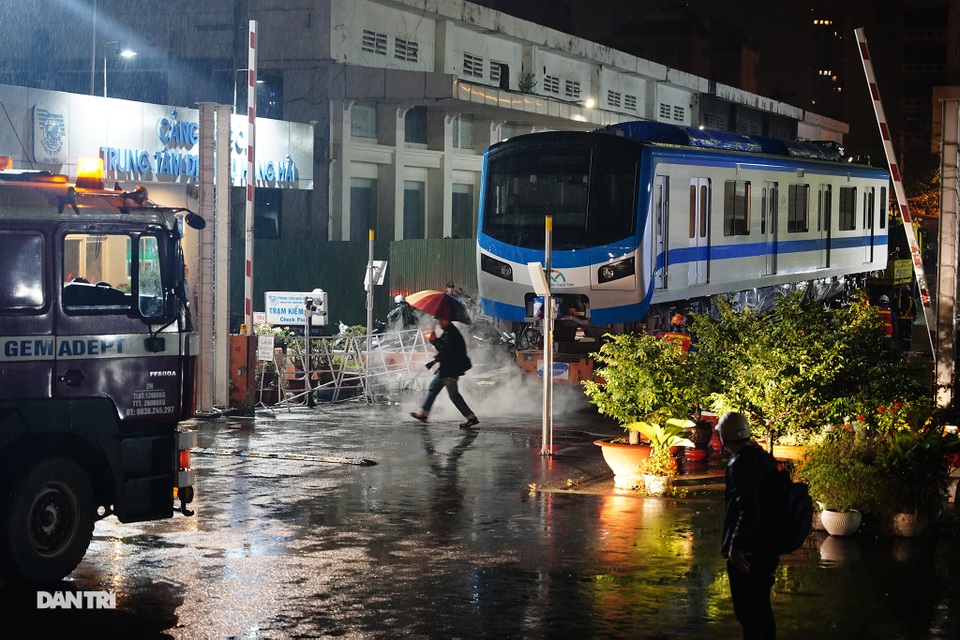 Sự cố hy hữu khi đoàn xe chở toa tàu Metro số 1 rời cảng Khánh Hội - 11 Sự cố hy hữu khi đoàn xe chở toa tàu Metro số 1 rời cảng Khánh Hội - 11