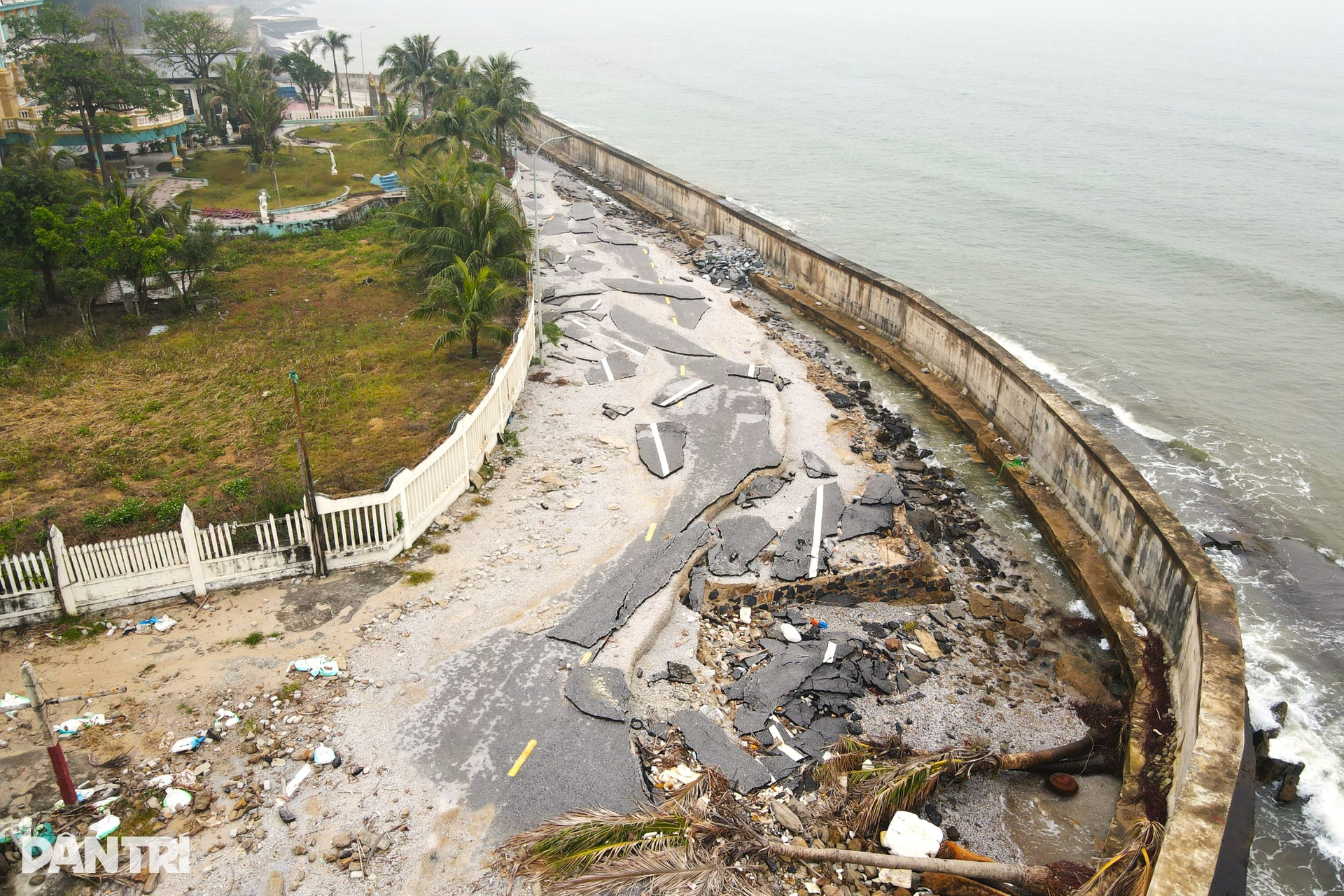 Bàn tay trên biển ngả nghiêng, bờ kè khu du lịch bị xé toang - 1 Bàn tay trên biển ngả nghiêng, bờ kè khu du lịch bị xé toang - 1