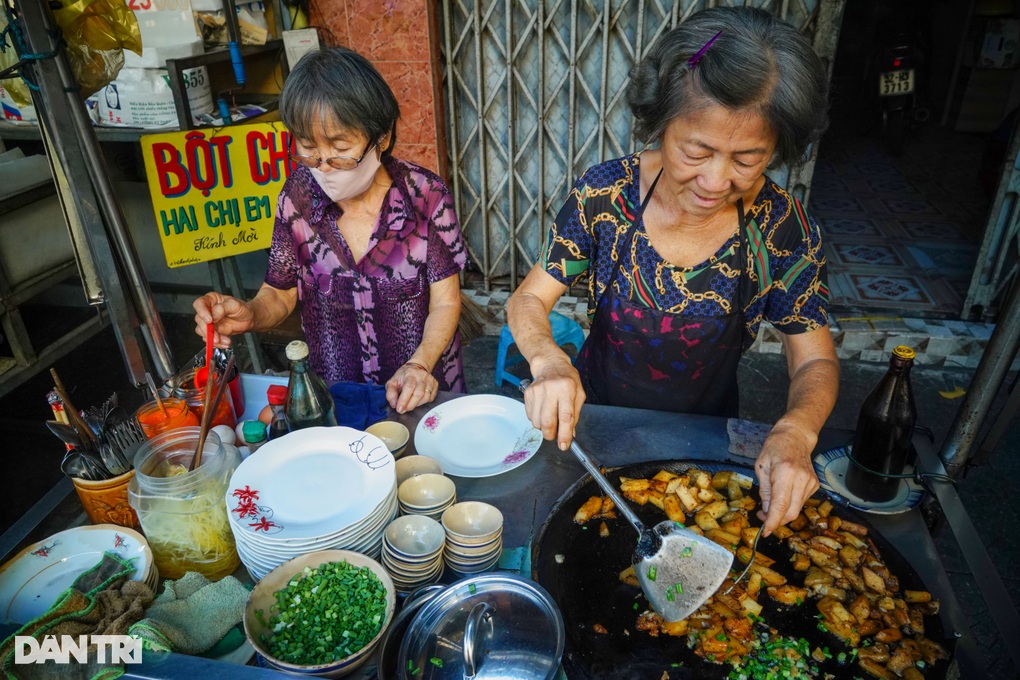 Hàng bột chiên 30 năm của chị em cụ bà ở vậy nuôi nhau - 5 Hàng bột chiên 30 năm của chị em cụ bà ở vậy nuôi nhau - 5