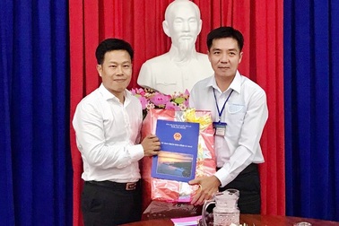 Chủ tịch Cà Mau thăm, tặng quà các cơ sở bảo trợ xã hội