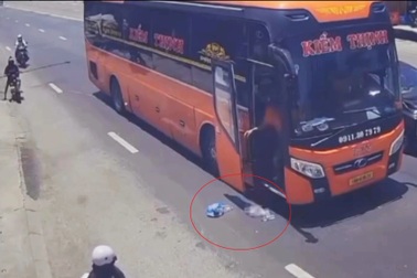 Vứt rác xuống đường, tài xế bị phạt tiền và trừ điểm giấy phép lái xe