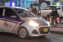 Thanh niên bế bé gái ra giữa đường chặn ô tô, đánh người