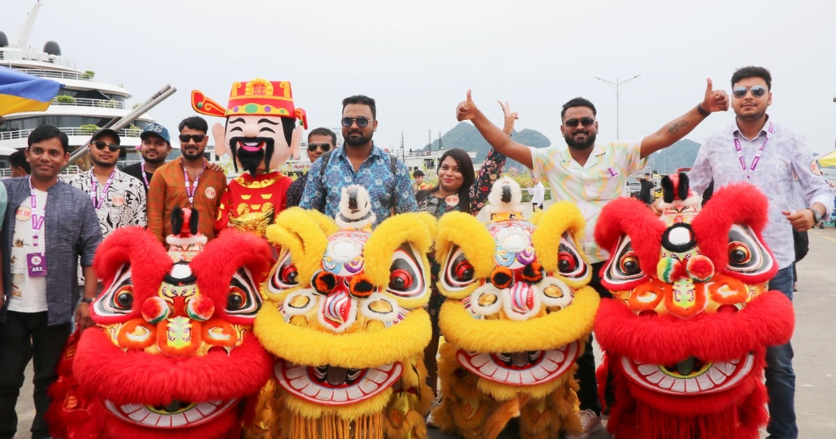 Gallery - Quảng Ninh tổ chức múa lân đón đoàn 4.500 khách của tỷ phú Ấn Độ | Báo Dân trí