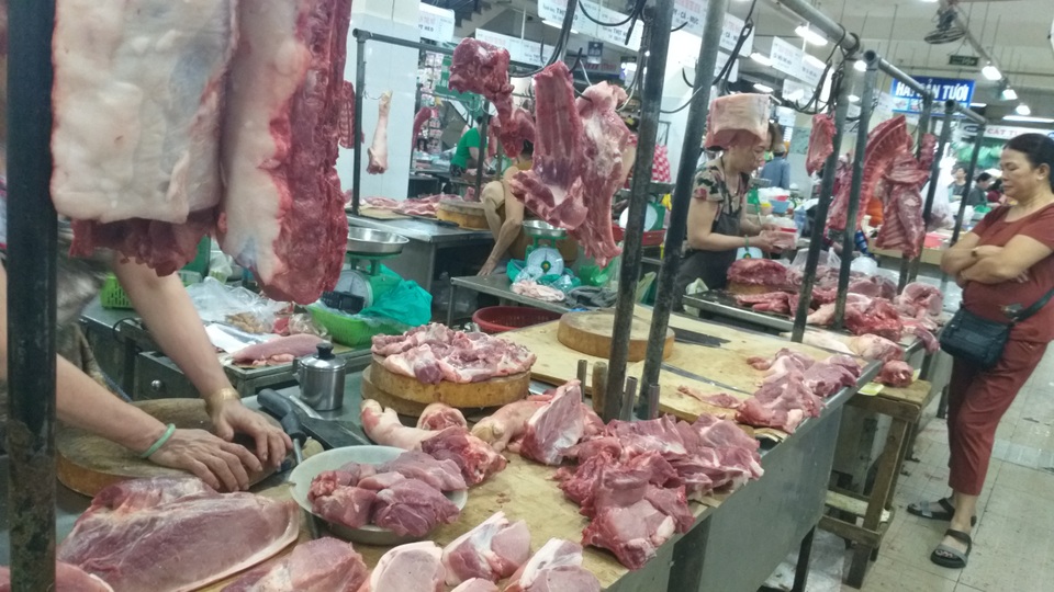 Giá thịt lợn tăng kỷ lục: Tiểu thương khóc ròng vì lỗ nặng, nhiều người nghỉ bán - 4 Giá thịt lợn tăng kỷ lục: Tiểu thương khóc ròng vì lỗ nặng, nhiều người nghỉ bán - 4
