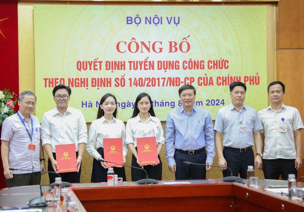 Bộ Nội vụ trả lời về chính sách thu hút, trọng dụng người tài - 1 Bộ Nội vụ trả lời về chính sách thu hút, trọng dụng người tài - 1