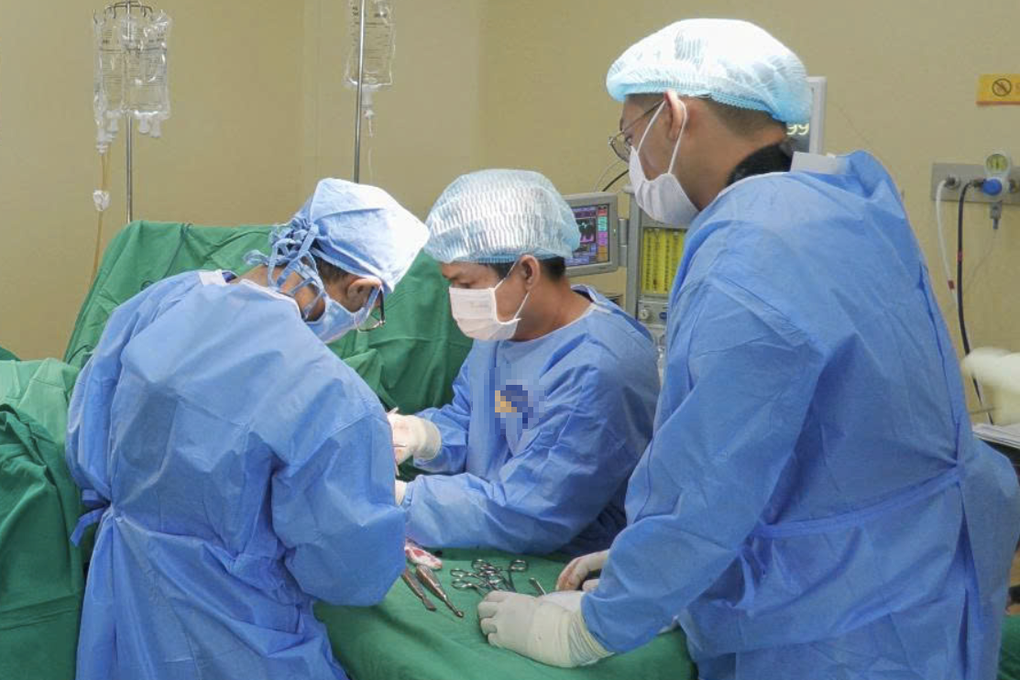 Tài xế vô tình nhấn cần số, người phụ nữ bị cuốn vào giữa máy cày nguy kịch - 1 Tài xế vô tình nhấn cần số, người phụ nữ bị cuốn vào giữa máy cày nguy kịch - 1