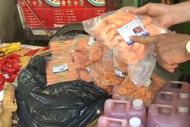 Phát hiện hàng trăm ký đồ ăn vặt bán cho học sinh không xuất xứ