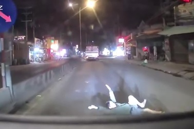 Nam thanh niên bất ngờ lao ra nằm ngay trước mũi xe tải