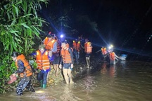 Giải cứu 6 người dân mắc kẹt nhiều ngày trong mưa lũ ở Quảng Trị