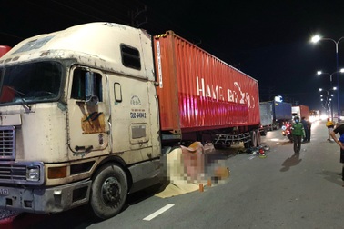 Đi mua bánh canh về ăn tối, 2 mẹ con chết thảm dưới gầm xe container