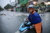 TPHCM mưa to khi bão Yagi vào vịnh Bắc Bộ